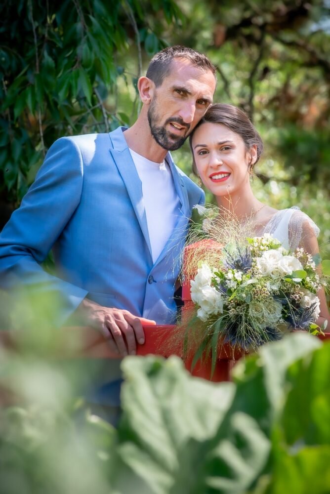 photos des mariés à Bayonne au jardin botanique