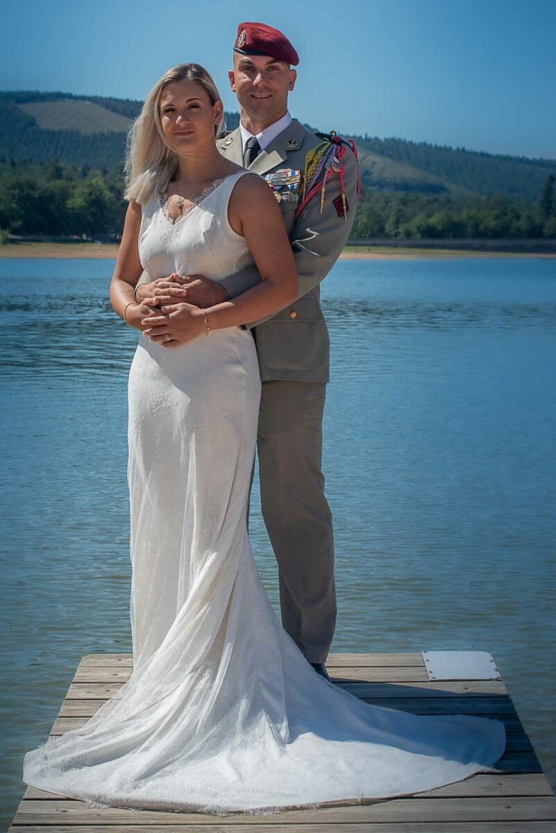 photo de couple marié au bord du lac