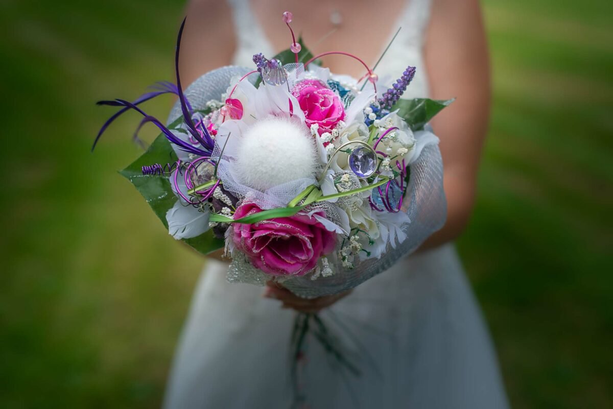 photographe mariage Perpignan Pyrénées-Orientales, photos de la robe de mariée ou du costume du marié, photo du bouquet fleurs